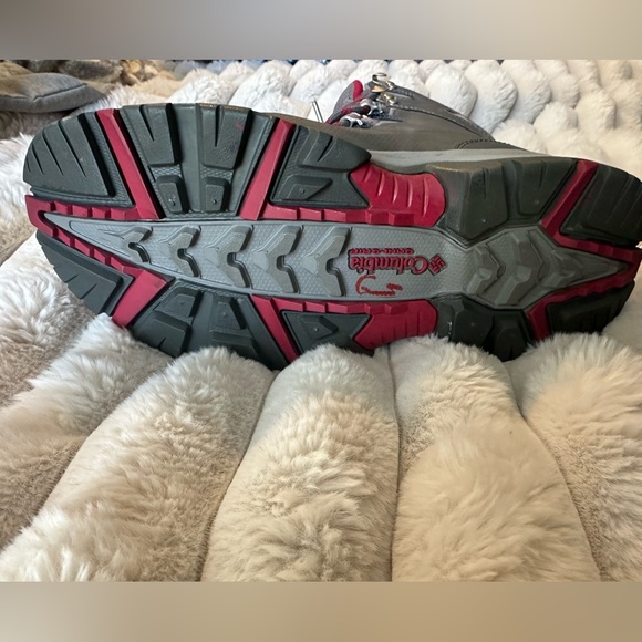 NWOT never worn Columbia Hiking Boots - Picture 4 of 6